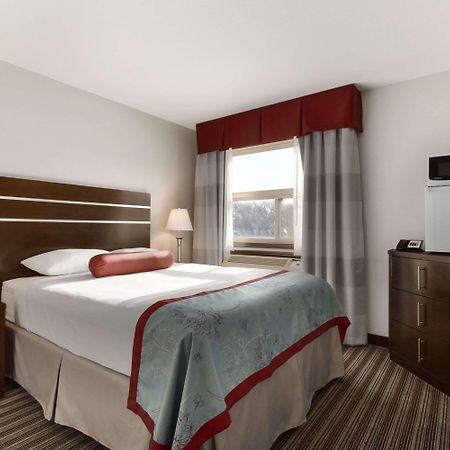 Hotel Super 8 By Wyndham Saskatoon Near Downtown Esterno foto