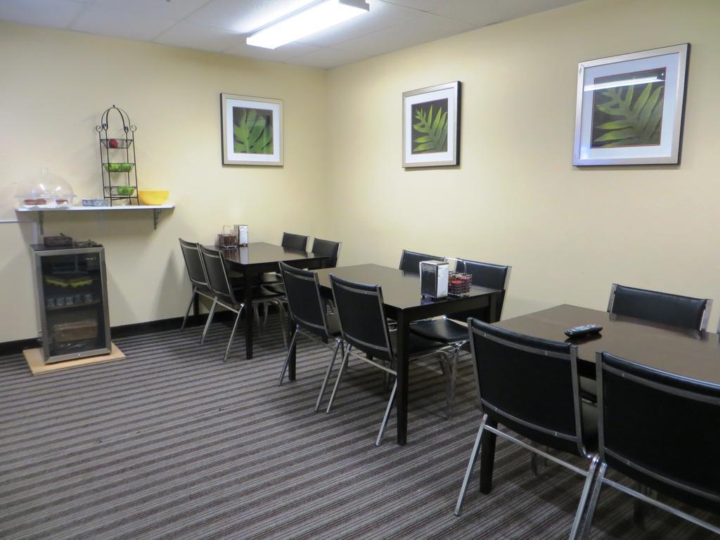 Hotel Super 8 By Wyndham Saskatoon Near Downtown Esterno foto