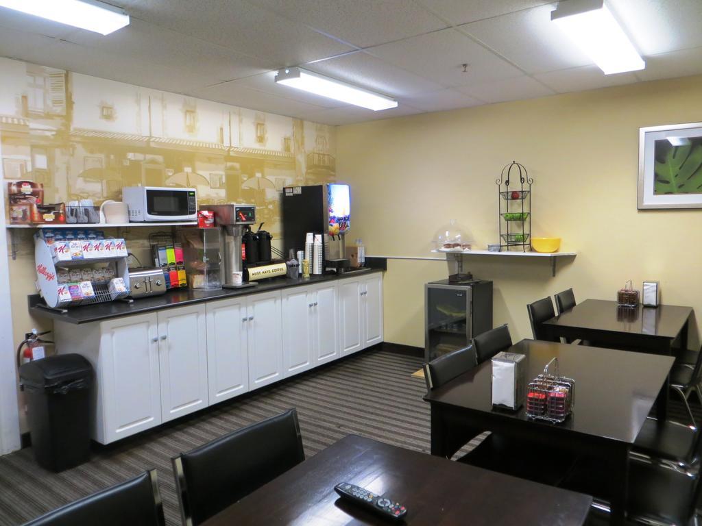 Hotel Super 8 By Wyndham Saskatoon Near Downtown Esterno foto