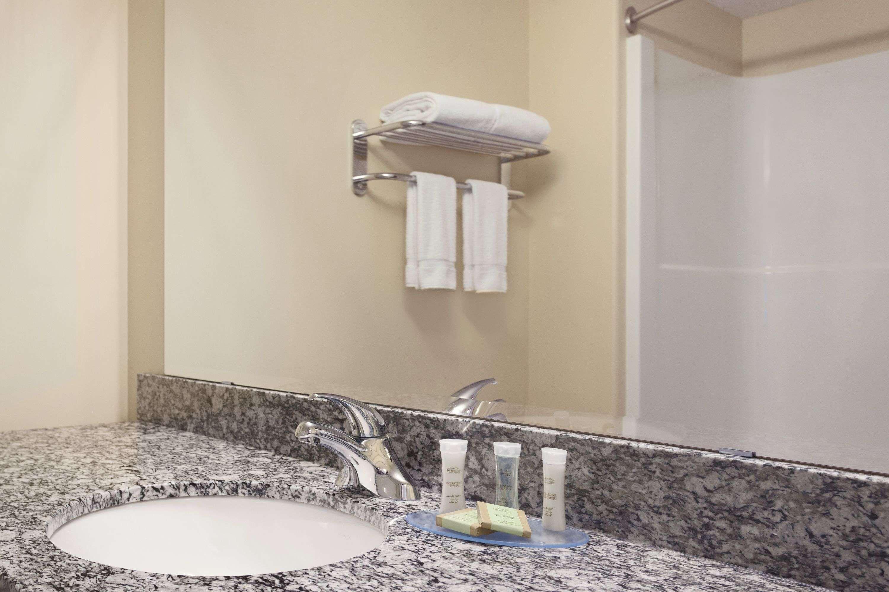 Hotel Super 8 By Wyndham Saskatoon Near Downtown Esterno foto