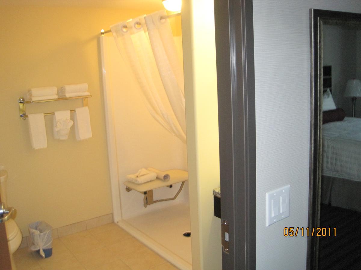 Hotel Super 8 By Wyndham Saskatoon Near Downtown Esterno foto