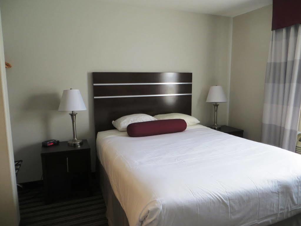 Hotel Super 8 By Wyndham Saskatoon Near Downtown Esterno foto
