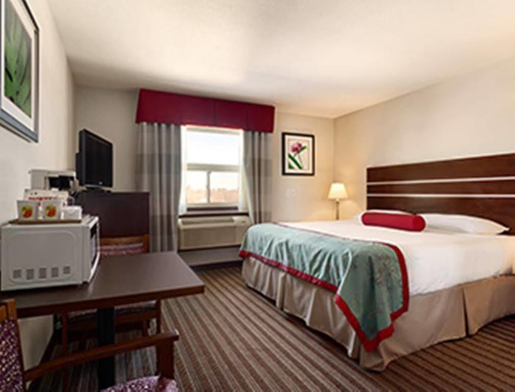 Hotel Super 8 By Wyndham Saskatoon Near Downtown Esterno foto